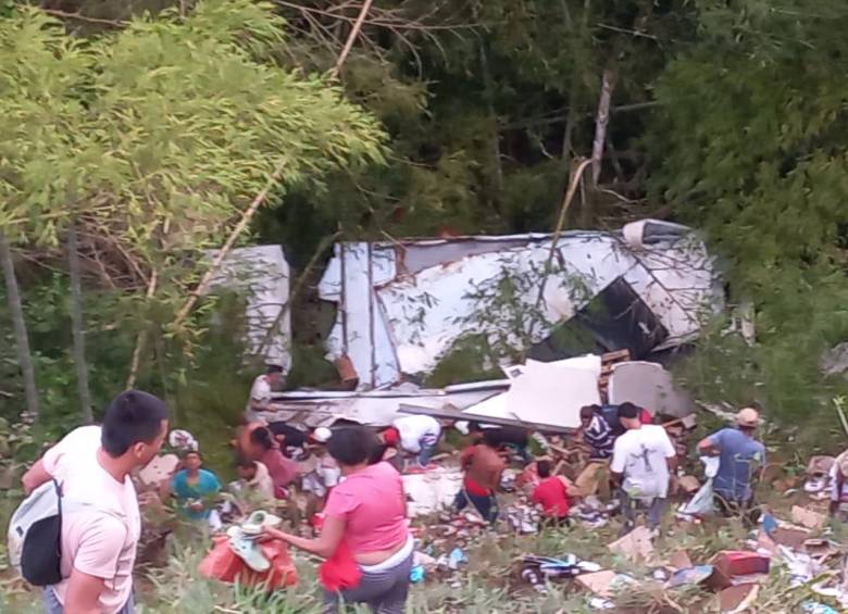 Así quedó el camión tras el accidente sufrido y que fue aprovechado por la gente para rapiñar los elementos que cargaba. FOTO: Cortesía Denuncias Antioquia