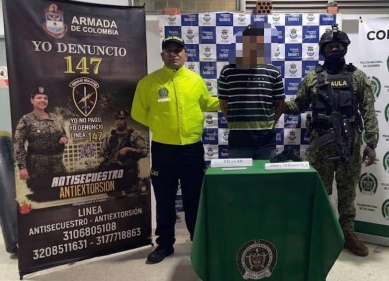 Alias ‘Tasmania’ fue capturado en Turbaco, Bolívar, durante un operativo de la Armada Nacional y la Policía. Las autoridades lo señalan de estar relacionado con siete homicidios y actividades de extorsión en el Atlántico. FOTO: Armada de Colombia.