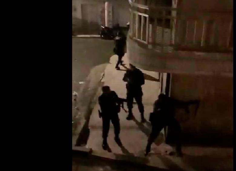 El enfrentamiento ocurrió en la noche de este martes. Aún no hay reporte de heridos. FOTO: CAPTURA DE PANTALLA