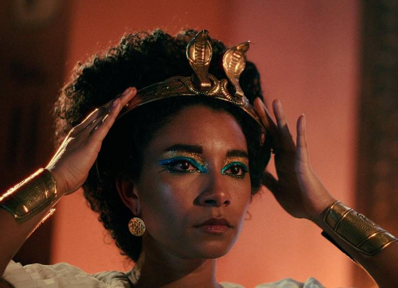 La actriz Adele James en su papel de Cleopatra. Foto Cortesía netflix