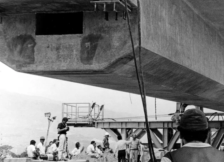 Lanzamiento de la primera viga en 1988 del Tren Metropolitano en en el sector Industriales. Foto: Jorge Zuleta Zea.