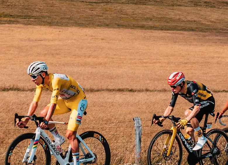 Tadej Pogacar (amarillo) cede 29 segundos en la general con el líder Ben Healy, Jonas Vingegaard (centro) pierde 1.46, y Remco Evenepoel, 1.29. FOTO: X-VISMA