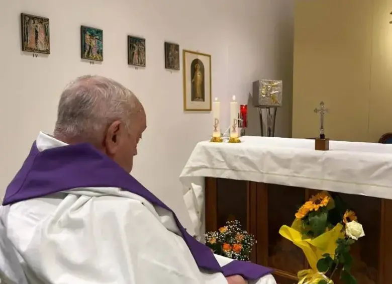 La imagen muestra al jesuita argentino sentado y un poco cabizbajo ante el altar de su capilla privada. FOTO: Prensa del Vaticano