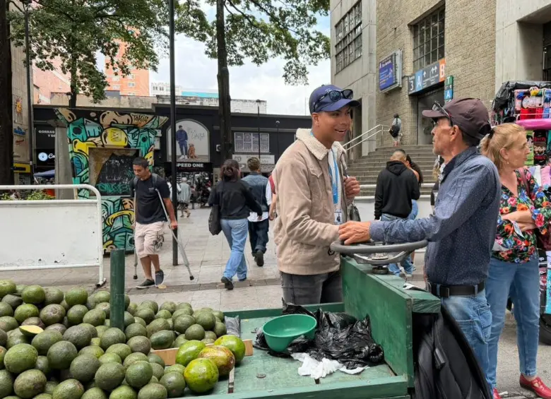 Funcionarios del Distrito, socializando el proyecto de intervención en la Zona Urbana de Aire Protegido del Centro. FOTO Cortesía Alcaldía de Medellín. 