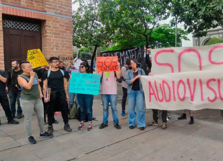 Unas 50 personas del sector audiovisual y cinematográfico hicieron un plantón frente al edificio Vásquez, sede de la secretaría de Cultura de Medellín.