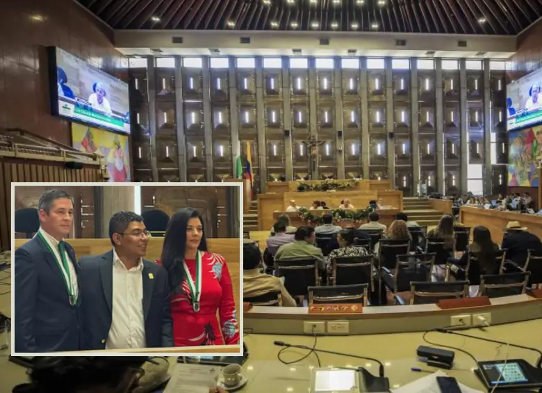 Adelante, el empresario Cristian Halaby (izq.), el diputado Luis Pelaez (centro) y la comunicadora Paula Jaramillo (der.). Atrás, la Asamblea de Antioquia. FOTO: EL COLOMBIANO e imagen tomada de redes