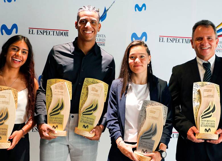 En la imagen los antioqueños premiados junto a Kevin Quintero, ganador del Deportista del Año. De izquierda a derecha Juliana Londoño, Kevin, Martha Bayona y el técnico Jhon Jaime González. FOTO CORTESÍA FEDECICLISMO 