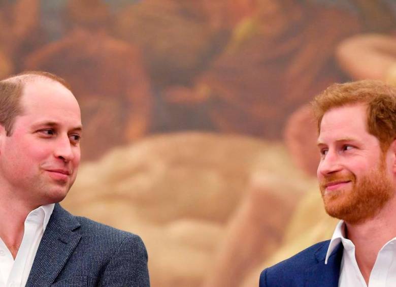 En los últimos días Harry (derecha), dijo que había tenido una pelea con su hermano, el príncipe William, por haberse casado con Meghan. FOTO: TOMADA DEL TWITTER DE @AbriltheDuchess