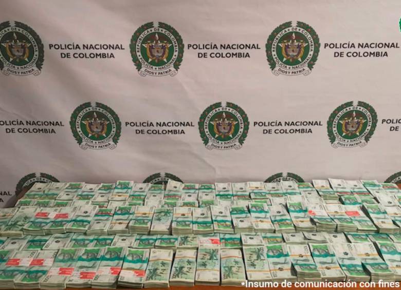 Esta fue la suma de dinero incautada a un transeúnte en Robledo, occidente de Medellín. FOTO: Cortesía