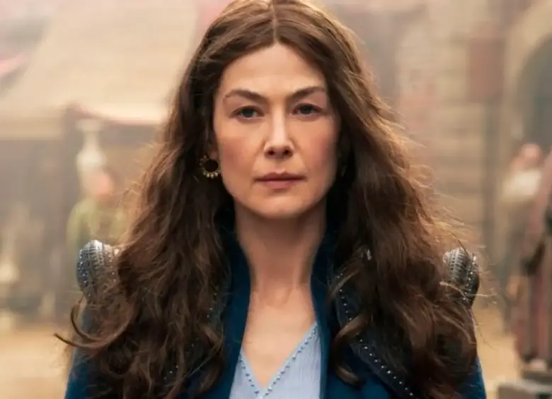 Rosamund Pike es la protagonista de La rueda del tiempo. FOTO Cortesía Prime Video