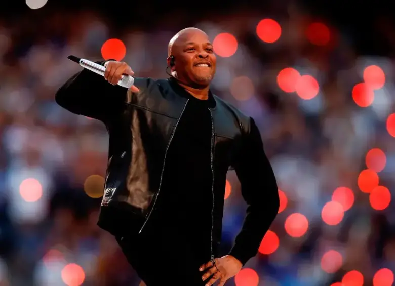 Dre no ha sido solo un acumulador de fortuna. En 2013, junto a Jimmy Iovine, donó 70 millones de dólares a la Universidad del Sur de California para crear la USC Jimmy Iovine and Andre Young Academy for Arts, Technology and the Business of Innovation, con el objetivo de “moldear el futuro nutriendo los talentos y el liderazgo de estudiantes motivados a explorar nuevas formas de arte, tecnología y modelos de negocio”. FOTO: Getty