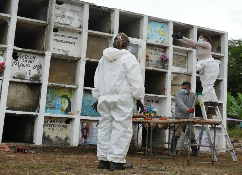 funcionarias de la UBPD durante la inspección de bóvedas en Turbo. FOTO: Cortesía