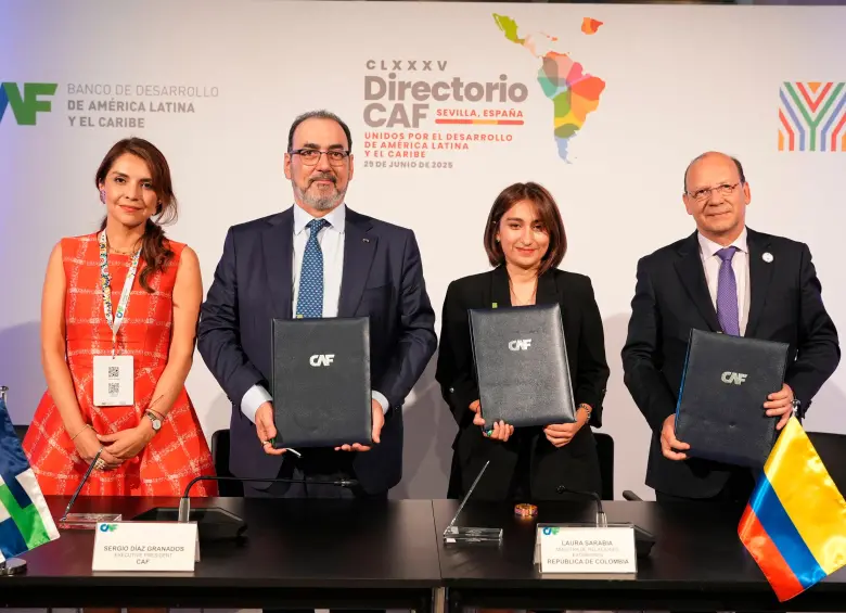 La canciller Laura Sarabia, y el ministro de Hacienda, Germán Ávila, firmaron el acuerdo. FOTO CORTESÍA CAF. 
