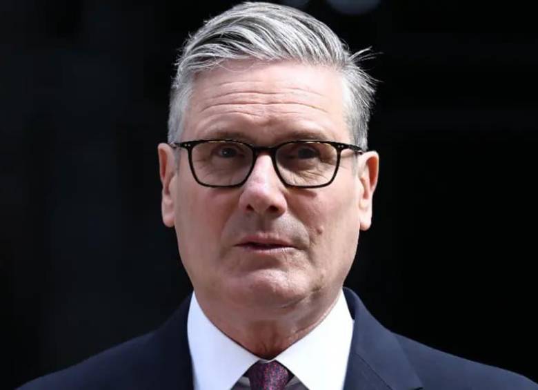 Keir Starmer anunció su renuncia como primer ministro británico tras perder apoyo dentro del Partido Laborista. Andy Burnham aparece como el principal favorito para sucederlo en Downing Street. FOTO: AFP.