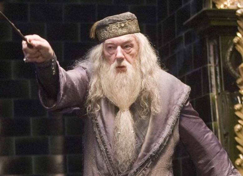 Albus Dumbledore es considerado el mago más popular de su época en el mundo de Harry Potter, historia creada por J. K. Rowling. FOTO: Cortesía Warner Bros