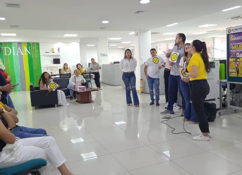 En varias ciudades de Colombia, el sindicato de empleados de la Dian ha organizado plantones y acusan al director de mentir sobre orden judicial y perjudicar a trabajadores. FOTO: Tomada de @SINEDIAN