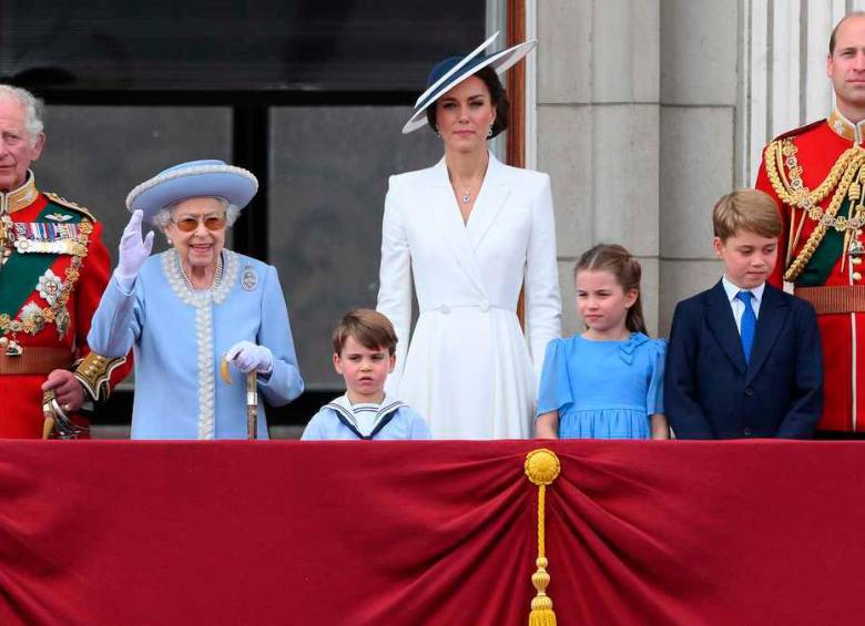 La familia de los duques Cornualles y Cambridge fue protagonista en la aparición de la Reina Isabel II durante la celebración de su Jubileo. FOTO AFP