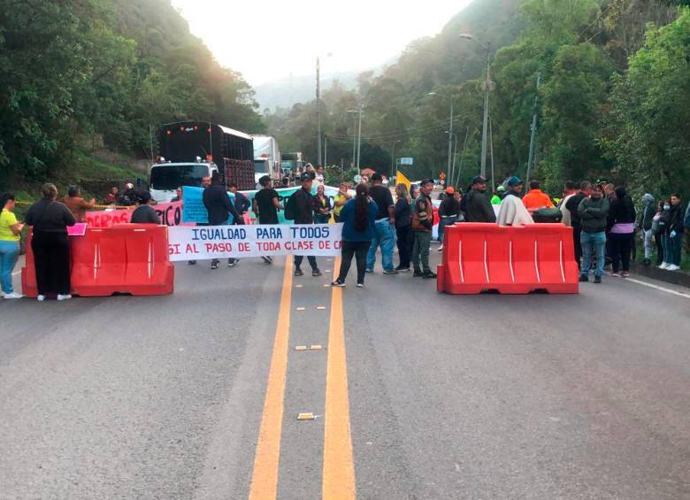 Transportadores se toman de nuevo la vía al Llano, tres horas después de su habilitación. Foto: Tomada de la red social X de @CoviandinaSAS