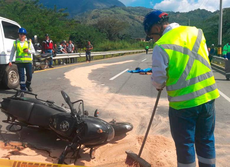 En este accidente en la vía Medellín-Santa Fe de Antioquia se presentó la muerte de un motociclista, quien impactó contra un bus y un camión. FOTO: CORTESÍA.