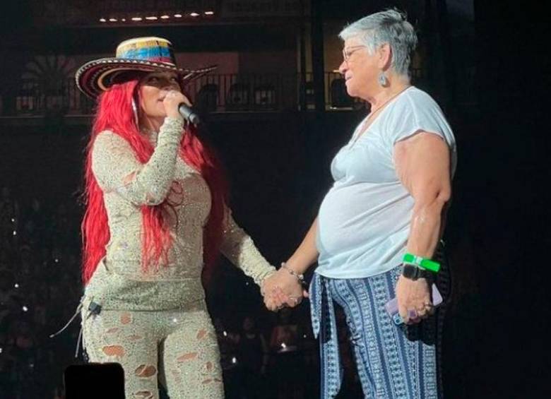 Karol G con doña María durante el concierto en Houston.