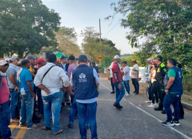 Cientos de manifestantes tienen bloqueado desde el pasado 25 de enero al menos dos puntos viales claves de Córdoba. En Antioquia, el Urabá y el Bajo Cauca pagan los platos rotos. FOTO CORTESÍA DEFENSORÍA DEL PUEBLO