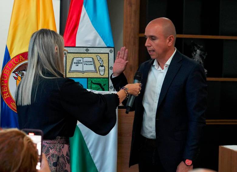 Luis Giovanny Arias Tobón se posesionó este jueves como alcalde en propiedad de Bello hasta el 31 de diciembre. FOTO: CORTESÍA