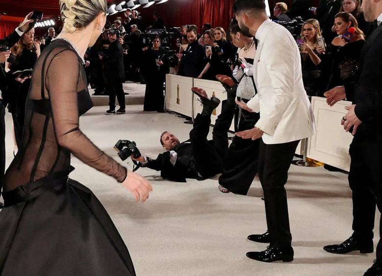 El momento en el que el fotógrafo cae al piso y Lady Gaga se percata, para ir a ayudarlo. FOTO: Twitter
