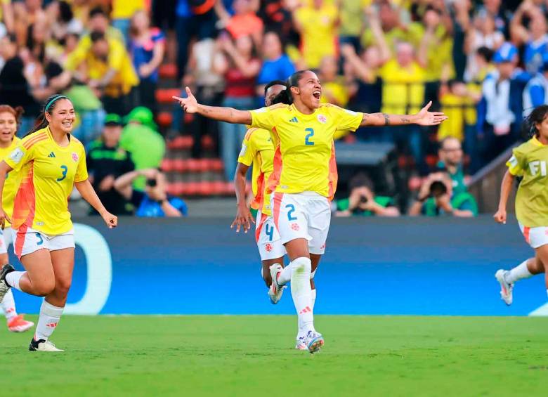 Mary José Álvarez celebra el tanto con el que Colombia se impuso ante México en el Atanasio Girardot. FOTO: Tomada de X @FIFAWWC