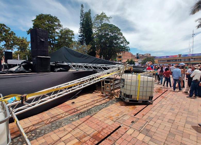 Así quedó la tarima que colapsó por un ventarrón en el parque de El Carmen de Viboral. FOTO: CORTESÍA