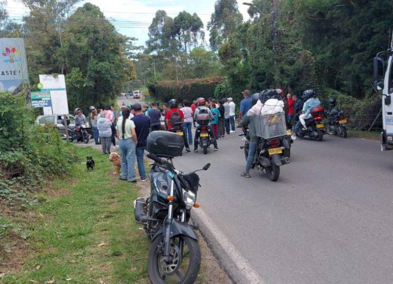 Los habitantes del sector Cimarronas en Rionegro se unieron en protesta contra el sistema de acueducto y la seguridad vial. FOTO: MiOriente