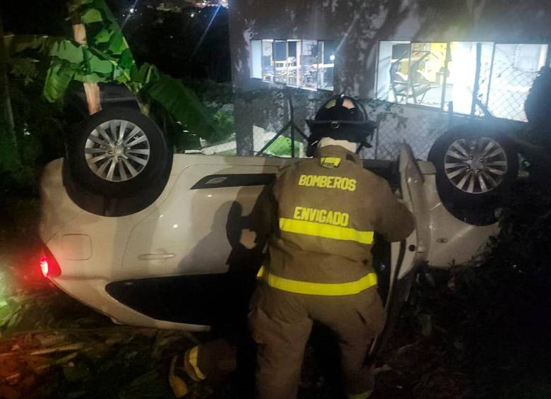 Así quedó el carro luego de que cayera a una zona boscosa del barrio El Esmeraldal, de Envigado. FOTO: CORTESÍA