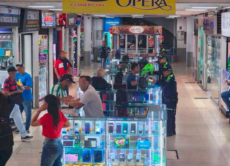 Los agentes de la Policía visitaron uno a uno los locales de este polémico centro comercial, revisando la documentación y los celulares que se estaban vendiendo. FOTO: CORTESÍA