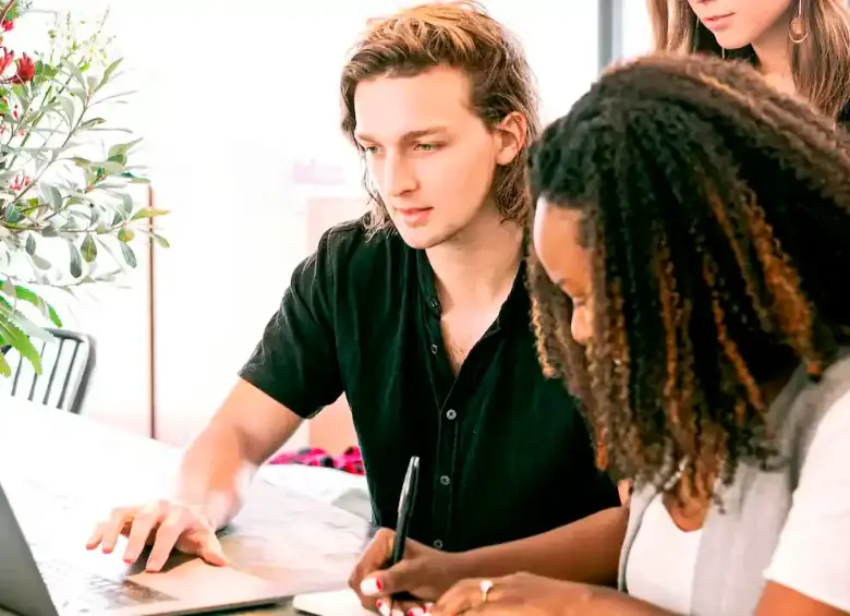 Las vacantes están dirigidas a perfiles con formación técnica en mantenimiento, topografía y ventas. FOTO: GETTY