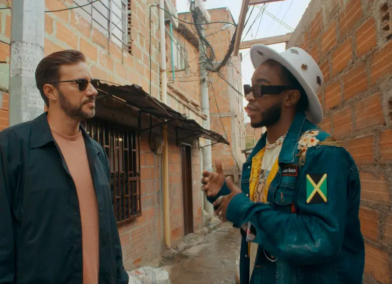 El realizador Nick Barili junto a Bomby, en el recorrido por la Comuna 13, para la docuserie En la calle, disponible en Paramount y MTV. FOTO Cortesía Paramount+ 