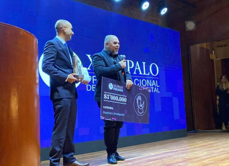 Alexander Macías recibió el premio Nacional de Periodismo Digital KienyKe por un reportaje sobre la migración a través del Tapón del Darién. FOTO: CORTESÍA. 