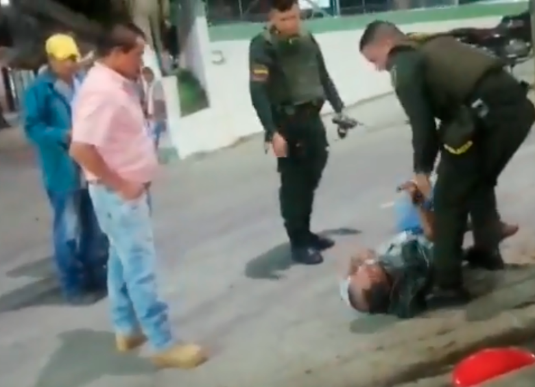 El presunto abuso policial ocurrió en una vía en pleno parque principal de Argelia, Antioquia. FOTO: ARCHIVO PARTICULAR