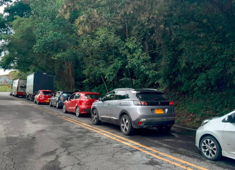Dos derrumbes sobre la vía Medellín-Bogotá tuvieron represados cientos de carros este domingo 20 de agosto. Foto: Redes sociales. 