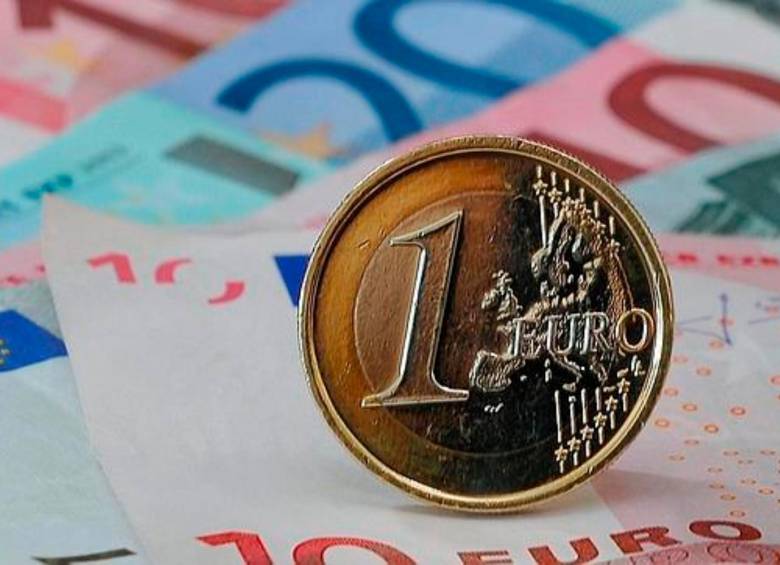El euro se cotiza en US$1,03 y no había caído tanto frente a la divisa estadounidense desde hace 20 años. FOTO: AFP.