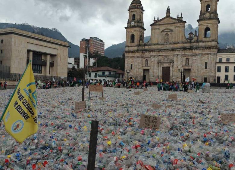 Como gesto de protesta, los recicladores esparcieron los residuos a lo largo de la Plaza. FOTO: TOMADA DE X @manolitosalazar
