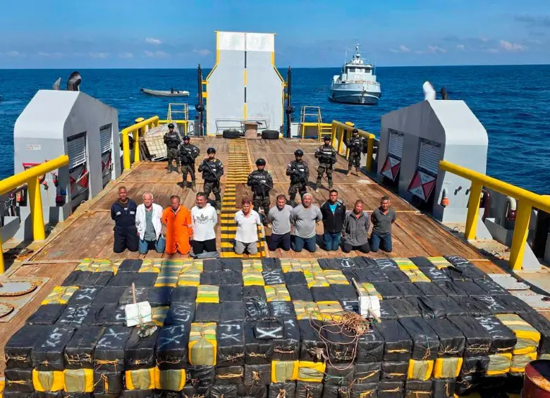 Así fueron presentados los 10 capturados con la cocaína incautada en aguas de El Salvador. FOTO: CORTESÍA @nayibbukele.