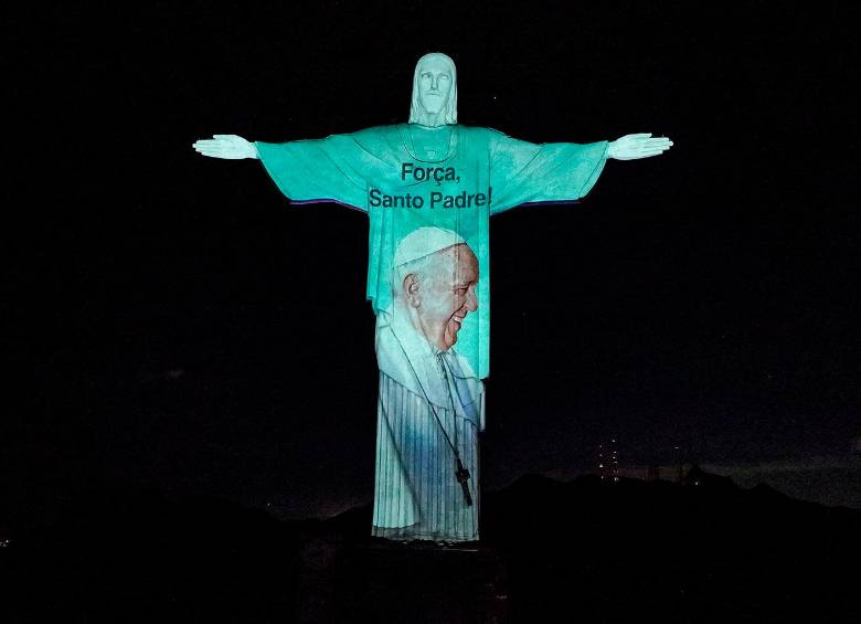Imagen del Papa Francisco proyectada sobre la estatua del Cristo Redentor en Río de Janeiro, Brasil. Foto: AFP