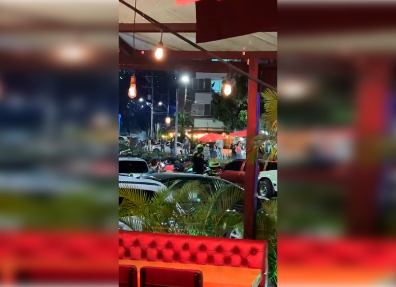 La confrontación en La Floresta quedó captada en videos ciudadanos. FOTO: CORTESÍA DENUNCIAS ANTIOQUIA