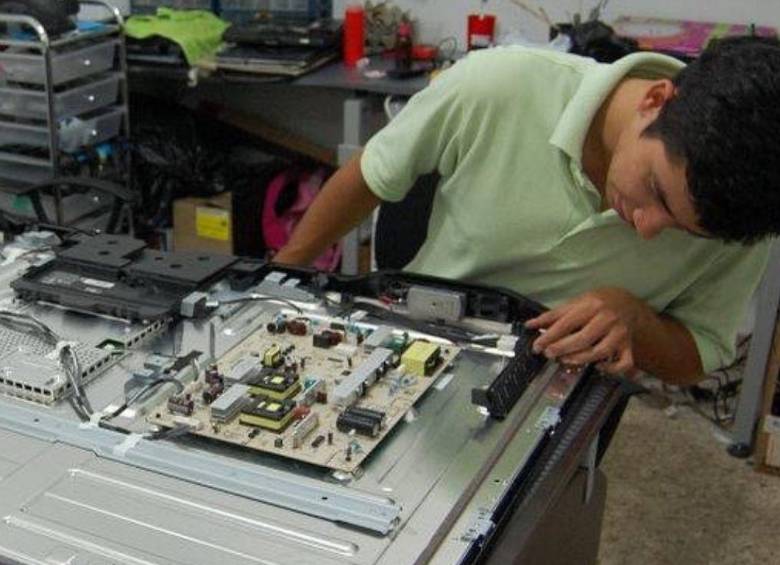 “Reparar es el acto más rebelde que se puede hacer para proteger el medio ambiente” Wilmer, fundador de Wiltech. FOTO: Instagram @wiltech_oficial
