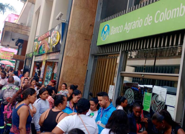 Las filas en el Banco Agrario se generaron por el inicio del segundo ciclo de pagos del programa Renta Ciudadana. FOTO: MANUEL SALDARRIAGA QUINTERO