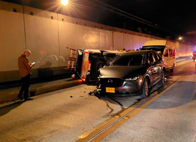 Así quedaron los dos vehículos implicados en este accidente ocurrido dentro del túnel de Oriente, lo que obligó a su cierre. FOTO: CORTESÍA