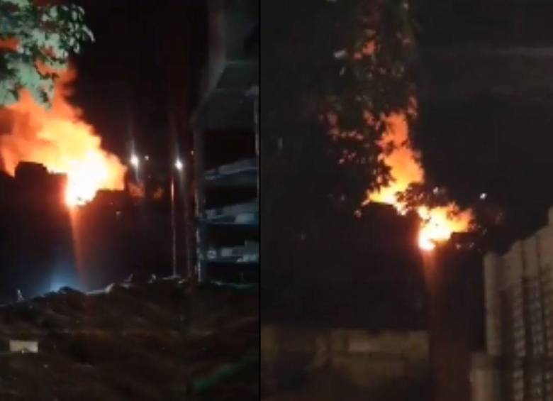El incendio ocurrió en horas de la noche del sábado 29 de julio. FOTO: Captura de pantalla Denuncias Antioquia
