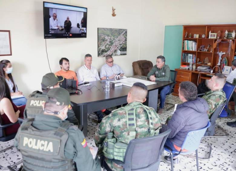 Luego del atentado en contra de los uniformados, las autoridades se reunieron en Frontino para hacer un consejo de seguridad. FOTOS: CORTESÍA GOBERNACIÓN DE ANTIOQUIA