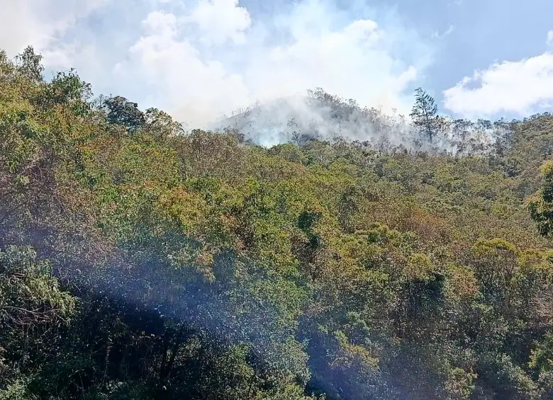 En la parte central se aprecia la humareda que produce la conflagración de esta tarde en el Alto de Boquerón. FOTO: CORTESÍA DAGRD