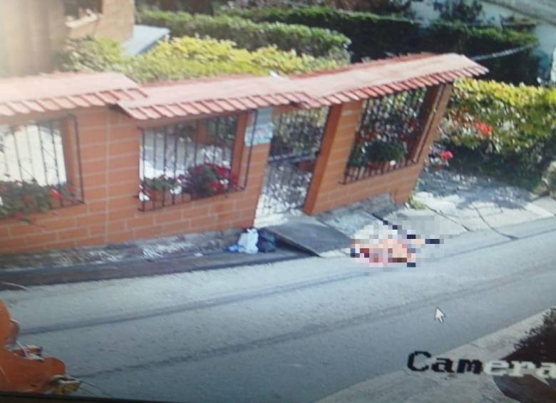 El trabajador se encontraba haciendo el recorrido matutino por la vereda El Uvito y luego de caerse de este vehículo, fue arrollado, quedando a un costado de la vía. FOTO: CORTESÍA