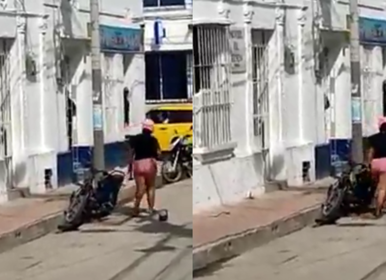 La mujer quedó grabada en video dañando la motocicleta. FOTO: captura de pantalla.